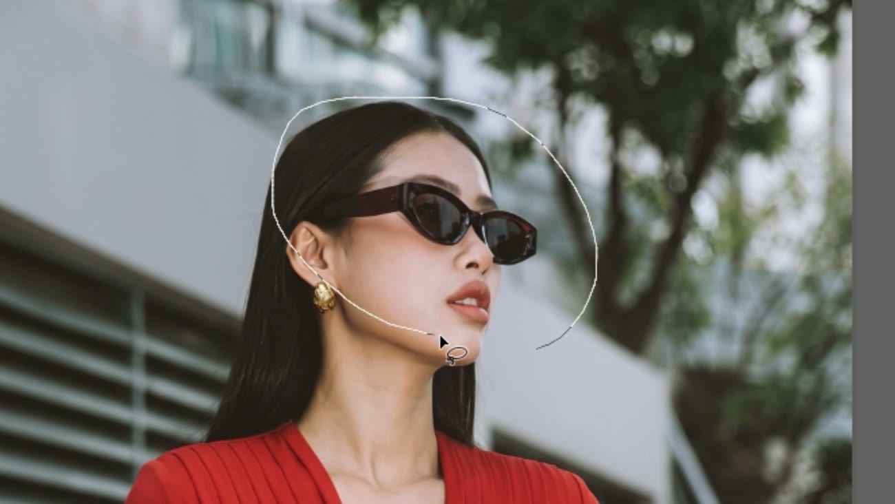 Выделение лассо в Photoshop: область обведена с запасом, захватывая немного фона вокруг